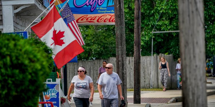 Tourist spots try to win back Canadian tourists