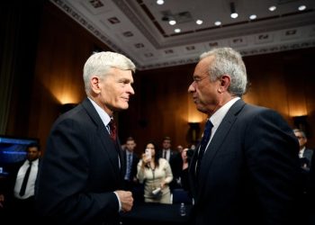 Sen. Cassidy calls for vaccine advisory meeting to be postponed amid CDC departures