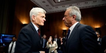 Sen. Cassidy calls for vaccine advisory meeting to be postponed amid CDC departures