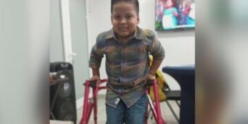Philadelphia Phillies’ Edmundo Sosa surprises cerebral palsy patient from Panama before game