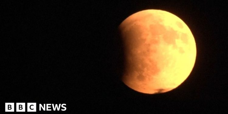 Timelapse shows Blood Moon rising around the world