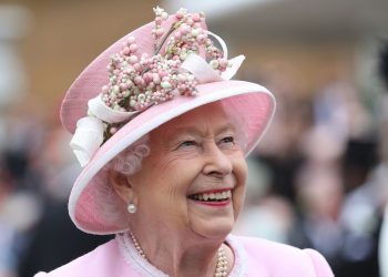 Sculptor Martin Jennings chosen to create statue for national memorial to Queen Elizabeth II | UK News
