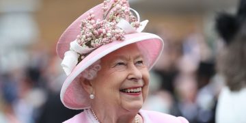 Sculptor Martin Jennings chosen to create statue for national memorial to Queen Elizabeth II | UK News