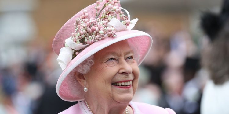 Sculptor Martin Jennings chosen to create statue for national memorial to Queen Elizabeth II | UK News