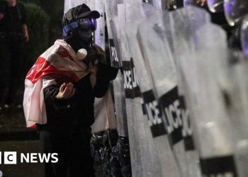 Anti-government protesters attempt to storm presidential palace