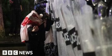 Anti-government protesters attempt to storm presidential palace