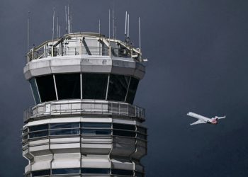 Federal employees manning the skies miss first paycheck amid government shutdown