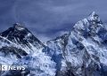Snowstorm traps 1000 people on slopes of Mount Everest