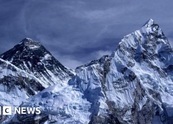 Snowstorm traps 1000 people on slopes of Mount Everest