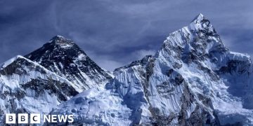 Snowstorm traps 1000 people on slopes of Mount Everest