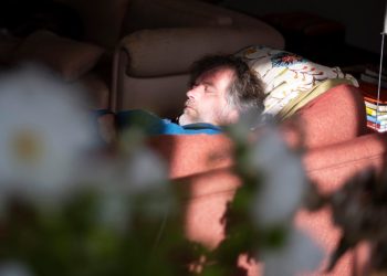 More couch surfing, fewer Canadians: Holiday travel is changing