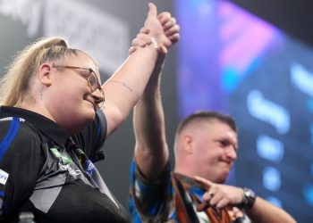 Greaves edged out by Gurney in final-set thriller on Worlds return