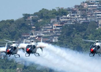 Spanish Air Force helicopter show amazes Rio beachgoers