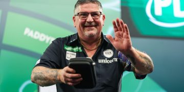 Anderson ends run of cult hero Hood to reach Worlds semi-finals