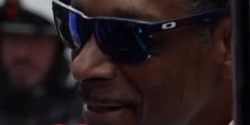 Snoop Dogg carries Olympic torch in Italy