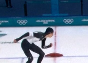 19-year-old speedskater takes gold in 10,000 meters