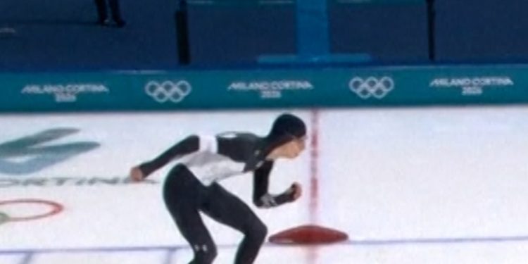 19-year-old speedskater takes gold in 10,000 meters