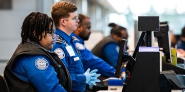 Long security lines form at airports as TSA agents miss first full paychecks amid DHS standoff