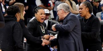 Geno Auriemma, Dawn Staley have heated exchange after Gamecocks upset Huskies