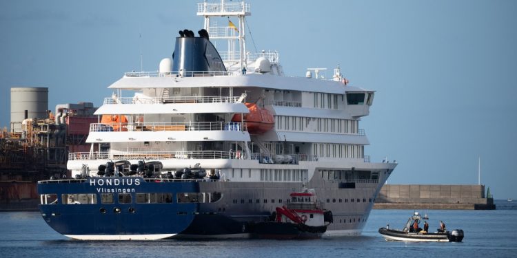 Hantavirus-stricken cruise ship arrives in Tenerife