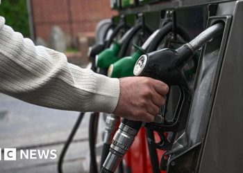 Oil prices rise after US and Iran exchange fire in Hormuz strait