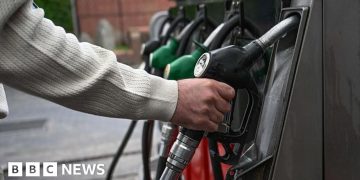 Oil prices rise after US and Iran exchange fire in Hormuz strait