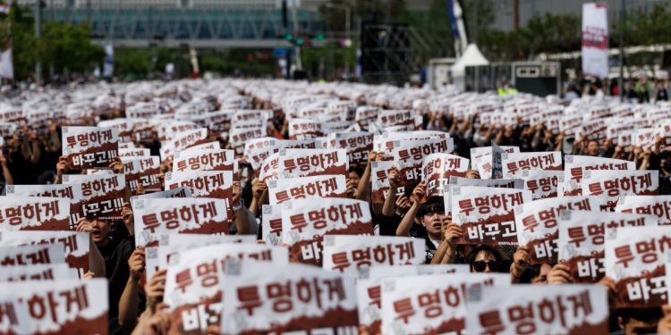 Samsung workers set to strike at worst possible time