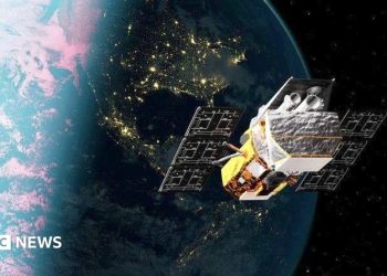 Nasa launches robot to save Swift telescope falling to Earth