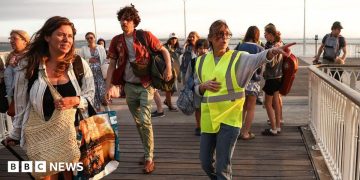 Tens of thousands evacuated from France’s Cap Ferret peninsula as wildfires spread