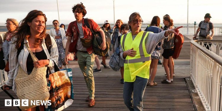 Tens of thousands evacuated from France’s Cap Ferret peninsula as wildfires spread