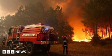 Thousands evacuated in France fires as firefighter killed in Italy