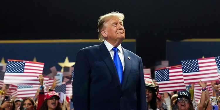 Trump Promises Voters $5K if Republicans Win Midterm Elections