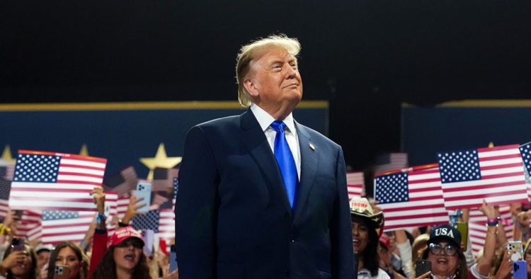 Trump Promises Voters $5K if Republicans Win Midterm Elections
