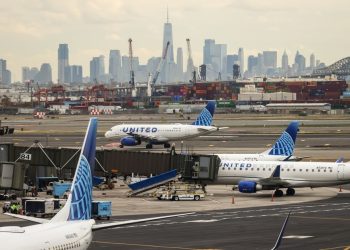 Flights resume after air traffic equipment failure snarls traffic in Newark, Philadelphia