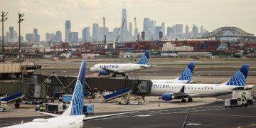 Flights resume after air traffic equipment failure snarls traffic in Newark, Philadelphia