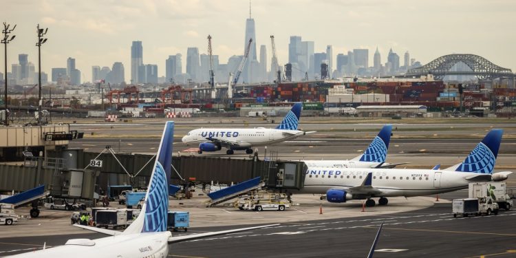 Flights resume after air traffic equipment failure snarls traffic in Newark, Philadelphia