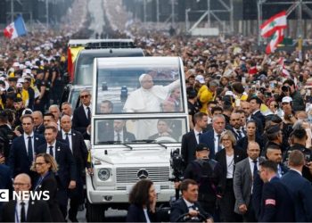 Huge crowds greet Pope in Paris ahead of open-air Mass