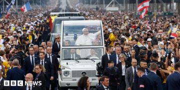 Huge crowds greet Pope in Paris ahead of open-air Mass