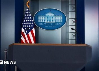 Judge temporarily overturns Trump’s White House media ban