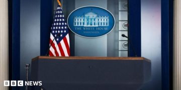 Judge temporarily overturns Trump’s White House media ban