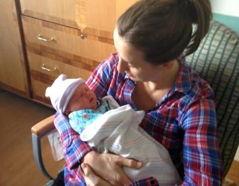 What is postpartum psychosis? – CBS News