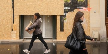 Paris shuts Louvre and other museums as police deploy in big numbers for new protests across France