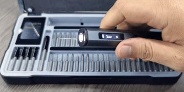 This electric screwdriver uses a camera and AI to figure out what bit you need